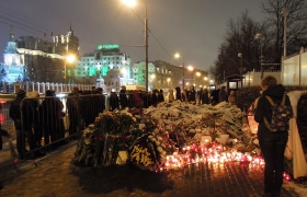 Цветы и свечи у посольства Франции в Москве 2